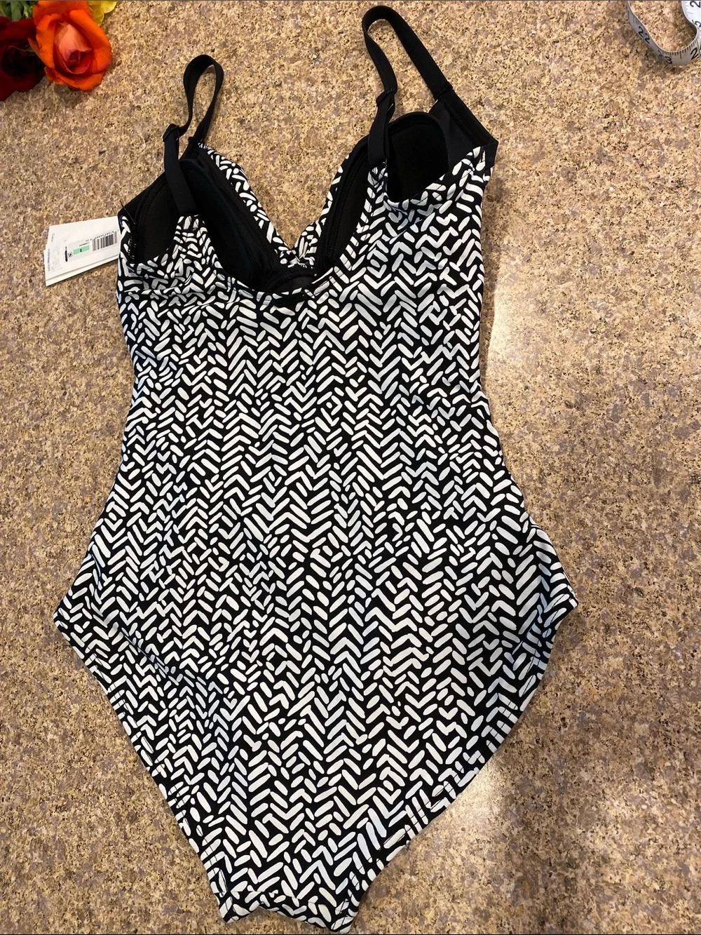 NWT Calvin Klein Black & White Swimsuit One Piece Swimsuit Size 8